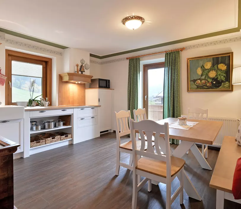 Wohnküche mit Sitzecke und Balkon im Appartement Michael - Landhaus Kumbichl