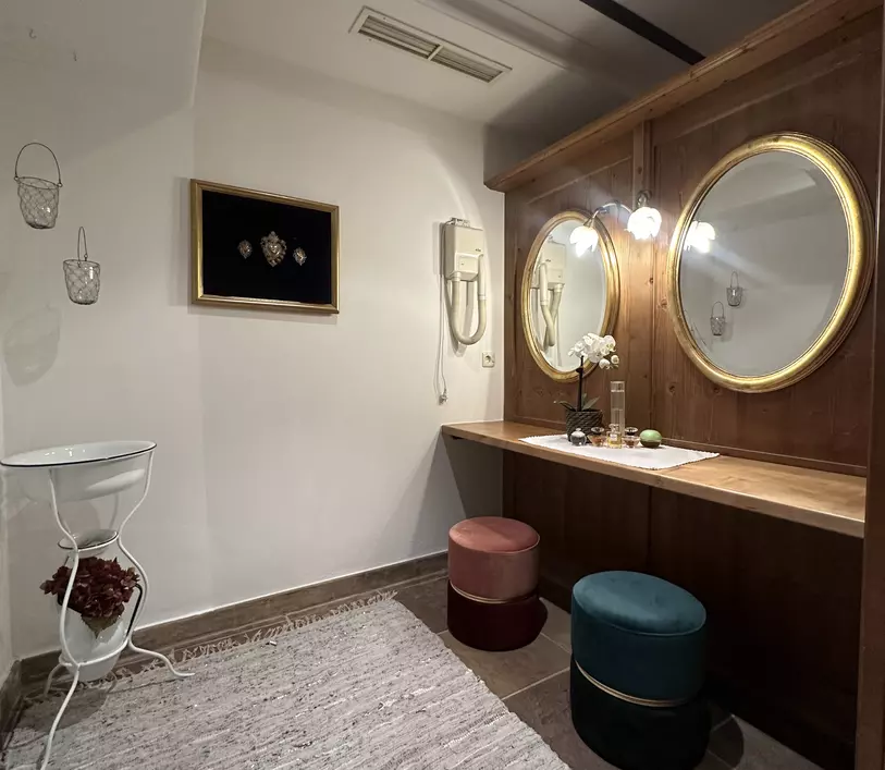 Garderobe mit Sitzhockern und Spiegeln