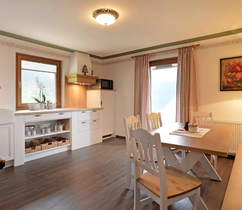 Wohnküche mit Balkon im Appartement Thomas - Landhaus Kumbichl