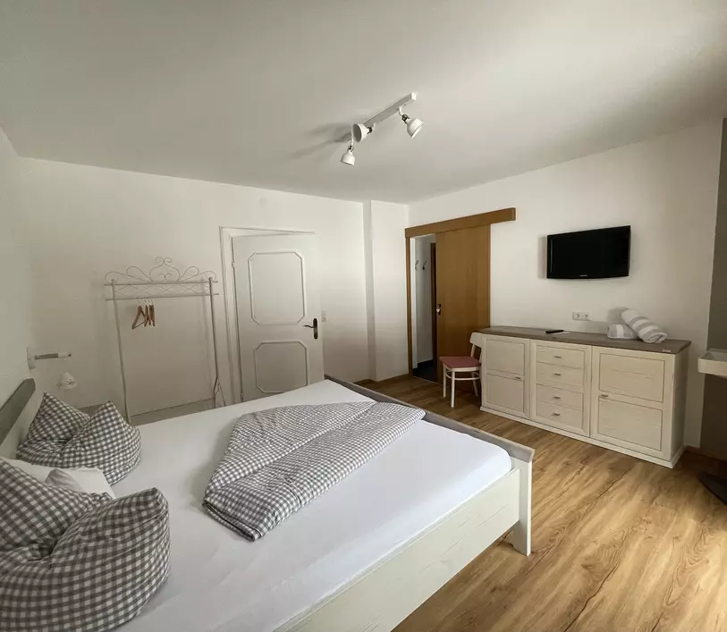 Schlafzimmer mit Doppelbett im Appartement Anton - Landhaus Kumbichl