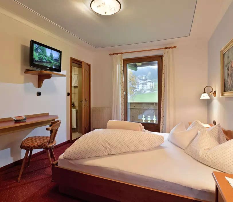 Schlafzimmer mit Doppelbett und Balkon im Appartement Thomas - Landhaus Kumbichl