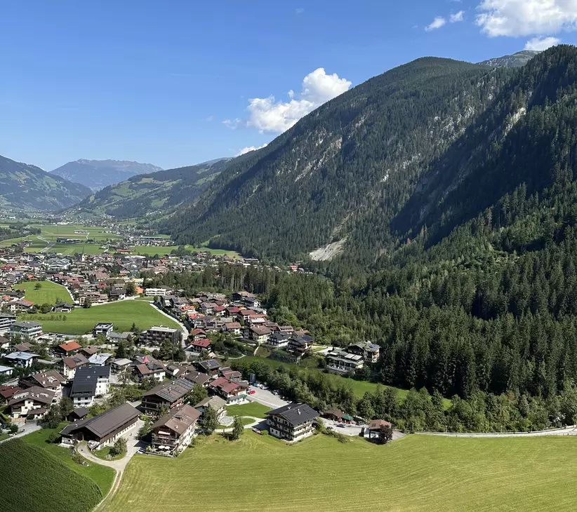 Luftaufnahme des Landhaus Kumbichl im Sommer