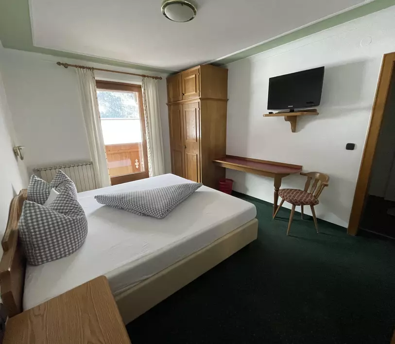 Schlafzimmer mit Doppelbett und Balkon im Appartement Thomas - Landhaus Kumbichl