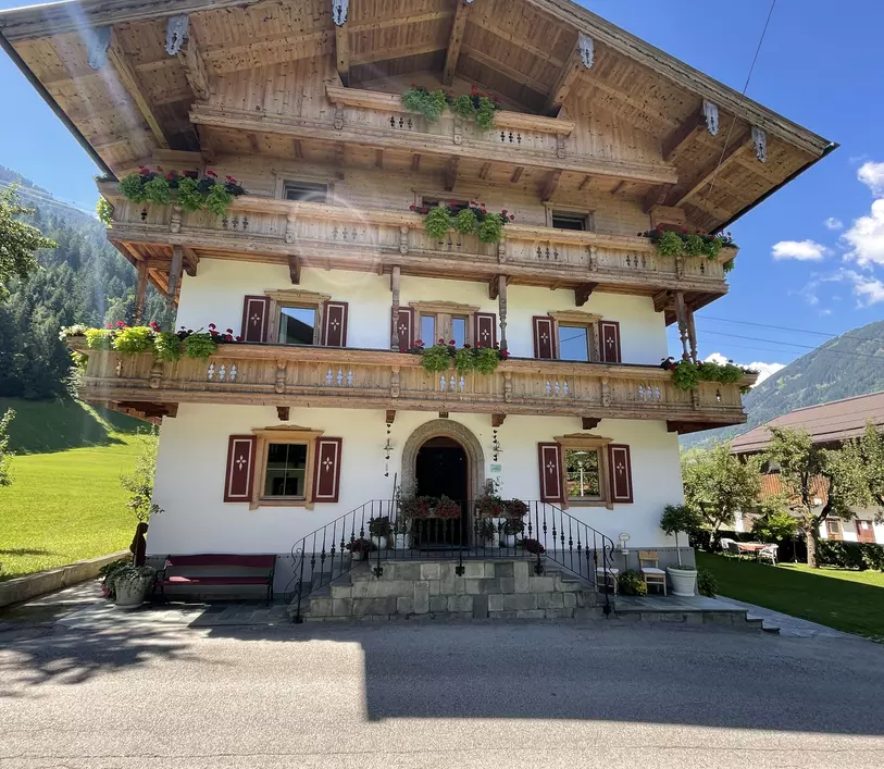 Außenansicht des Landhaus Kumbichl im Sommer