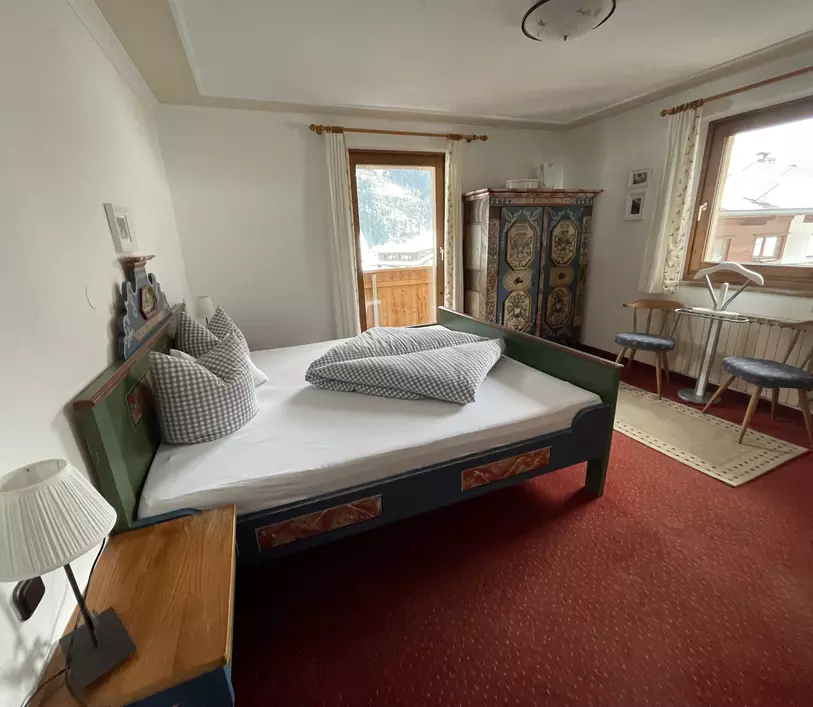 Schlafzimmer mit Doppelbett und Balkon im Appartement Jakob - Landhaus Kumbichl