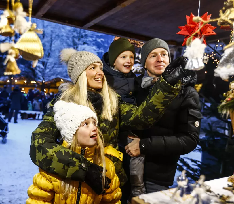 Familie auf dem Mayrhofner Advent am Waldfestplatz © Archiv TVB Mayrhofen / Dominic Ebenbichler