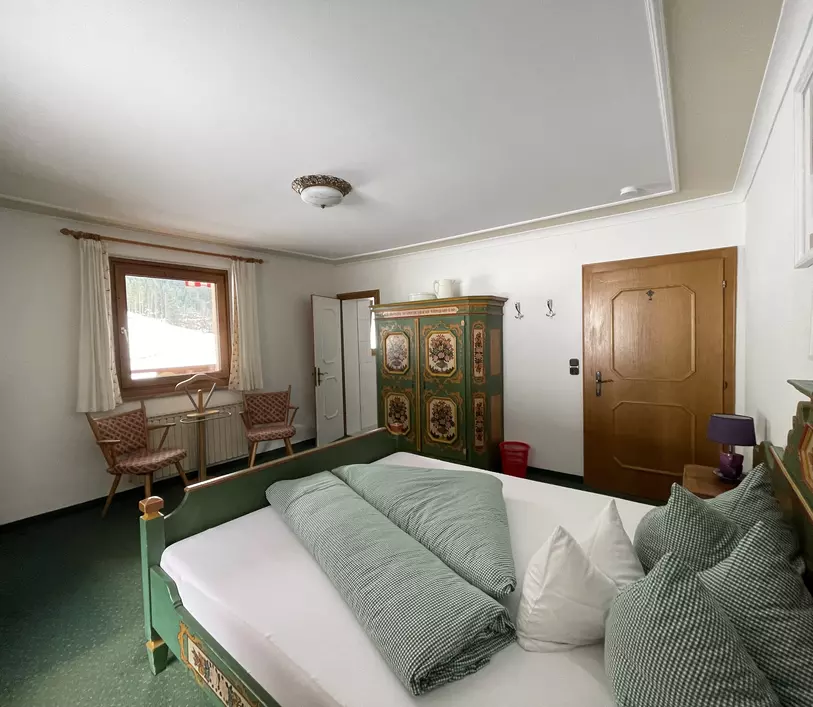 Schlafzimmer mit Doppelbett im Appartement Thomas - Landhaus Kumbichl