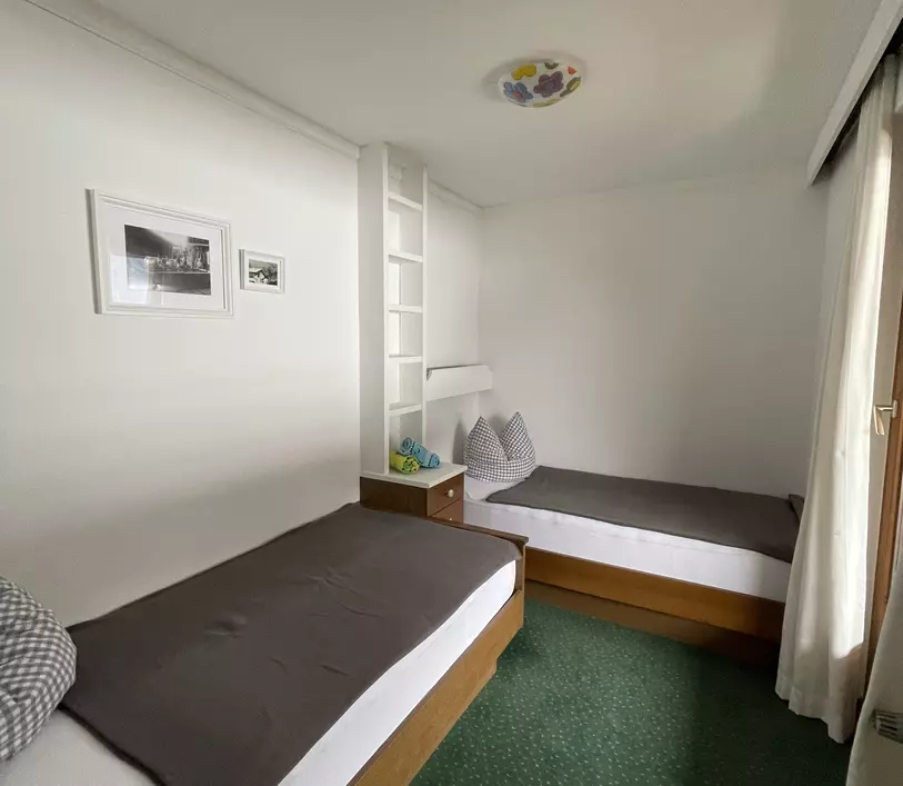 Kinderzimmer mit zwei Einzelbetten im Appartement Jakob - Landhaus Kumbichl