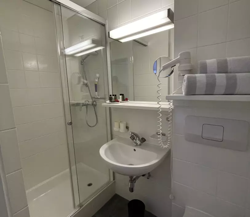Badezimmer mit Dusche im Appartement Thomas - Landhaus Kumbichl