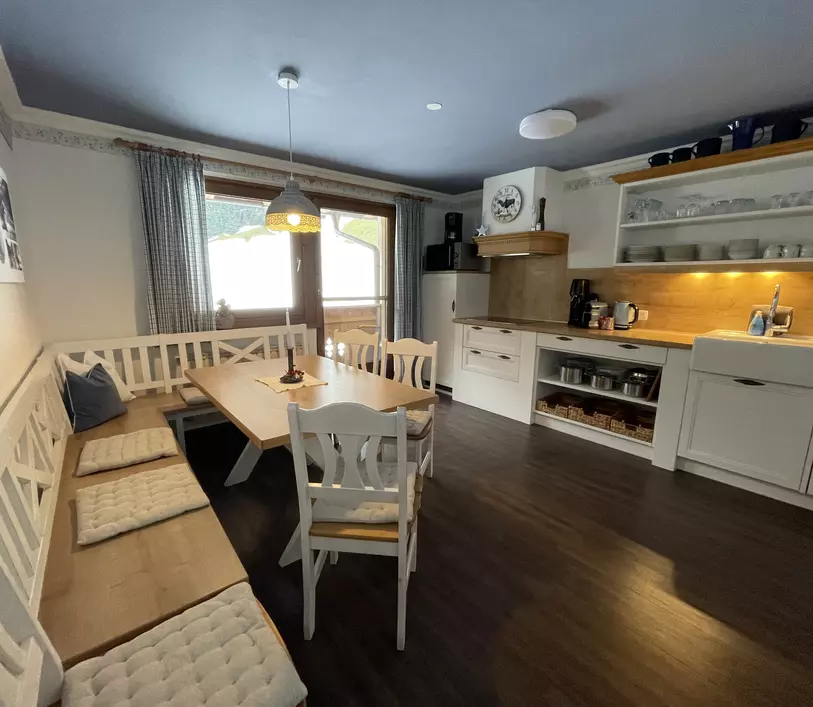 Wohnküche mit Sitzecke und Balkon im Appartement Jakob - Landhaus Kumbichl