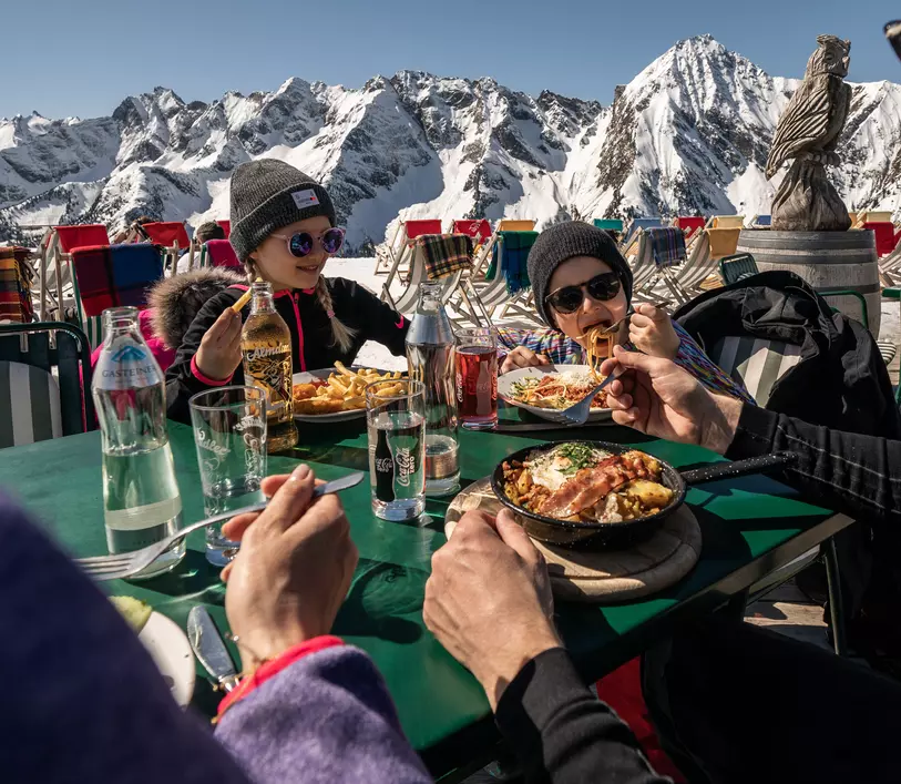 Familie im Winterurlaub beim Essen im Bergrestaurant © Archiv TVB Mayrhofen / Dominic Ebenbichler