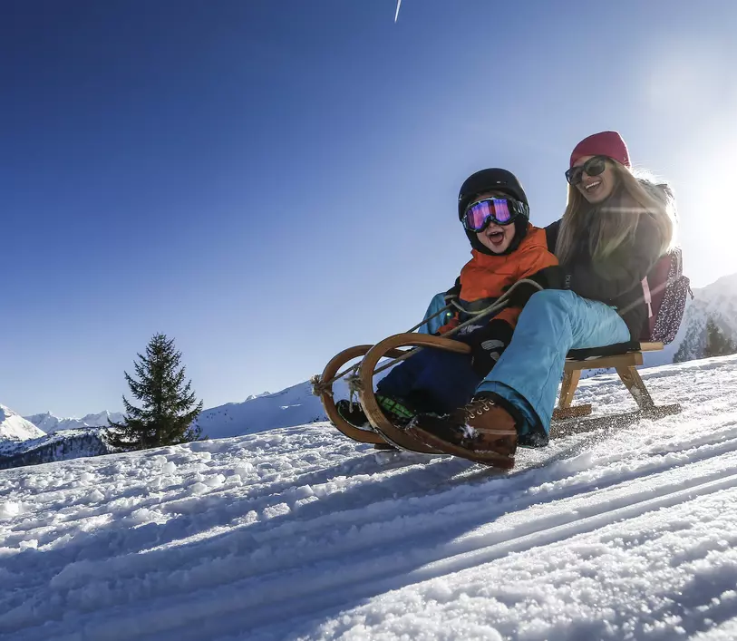 Rodeln mit Kind in Mayrhofen im Zillertal © Archiv TVB Mayrhofen / Dominic Ebenbichler