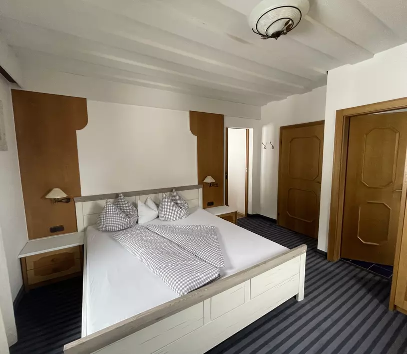 Schlafzimmer mit Doppelbett im Appartement Anton - Landhaus Kumbichl