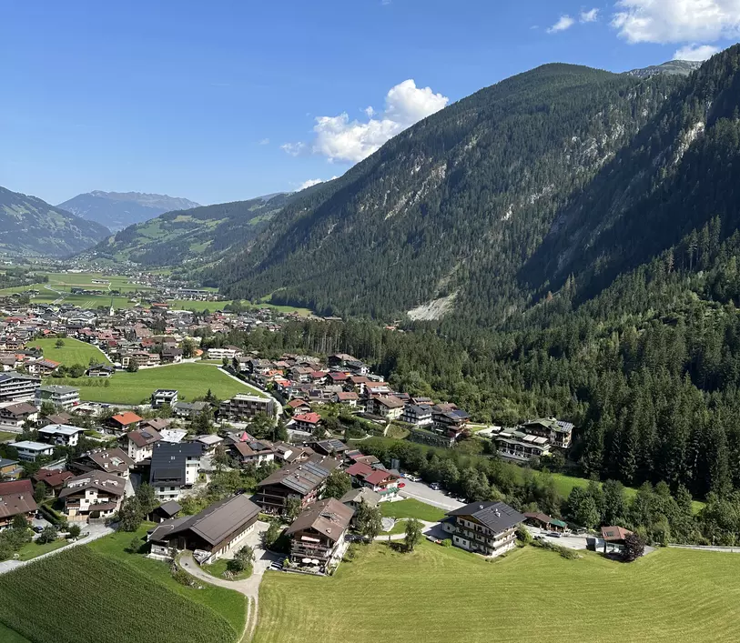 Luftaufnahme im Sommer des Landhaus Kumbichl in Mayrhofen
