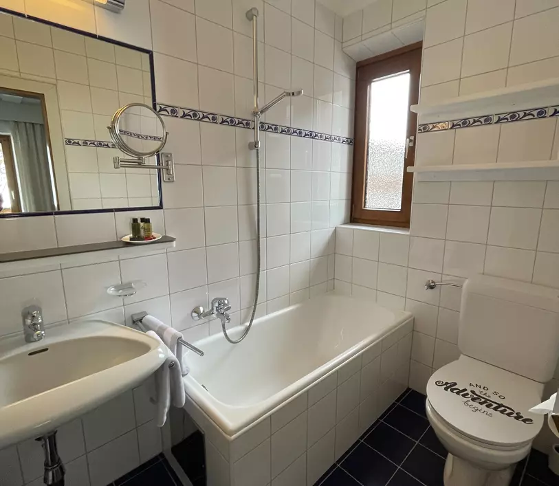 Badezimmer mit Badewanne im Appartement Anton - Landhaus Kumbichl
