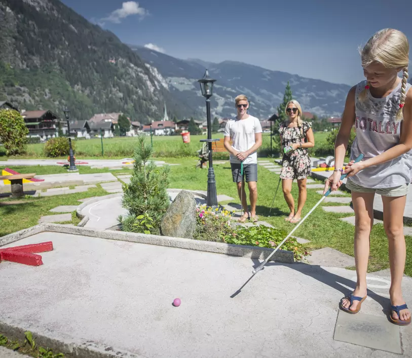 Minigolf spielen mit der Familie in Mayrhofen © Archiv TVB Mayrhofen / Dominic Ebenbichler