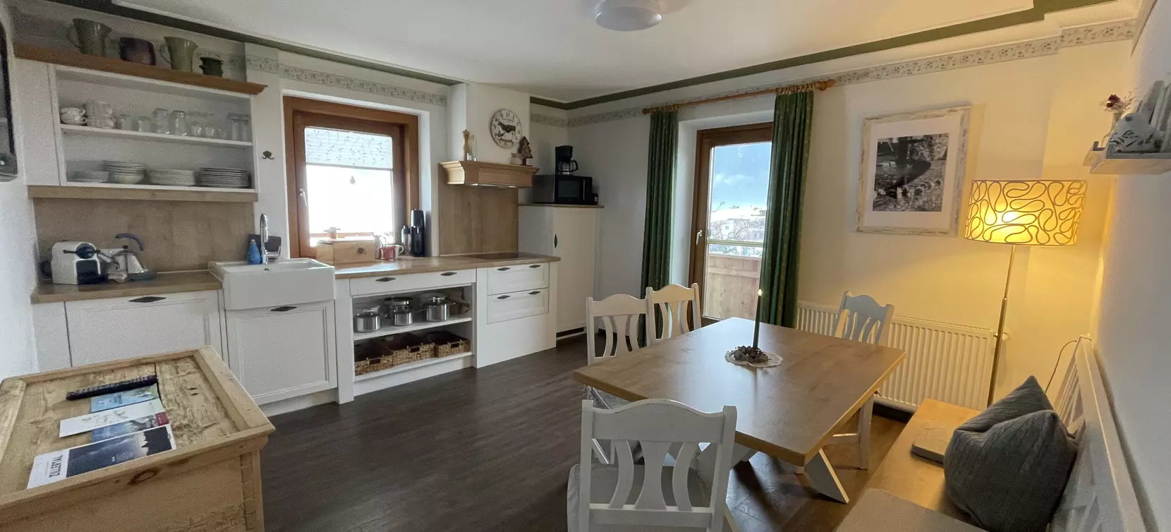 Wohnküche mit Sitzecke und Balkon im Appartement Michael - Landhaus Kumbichl