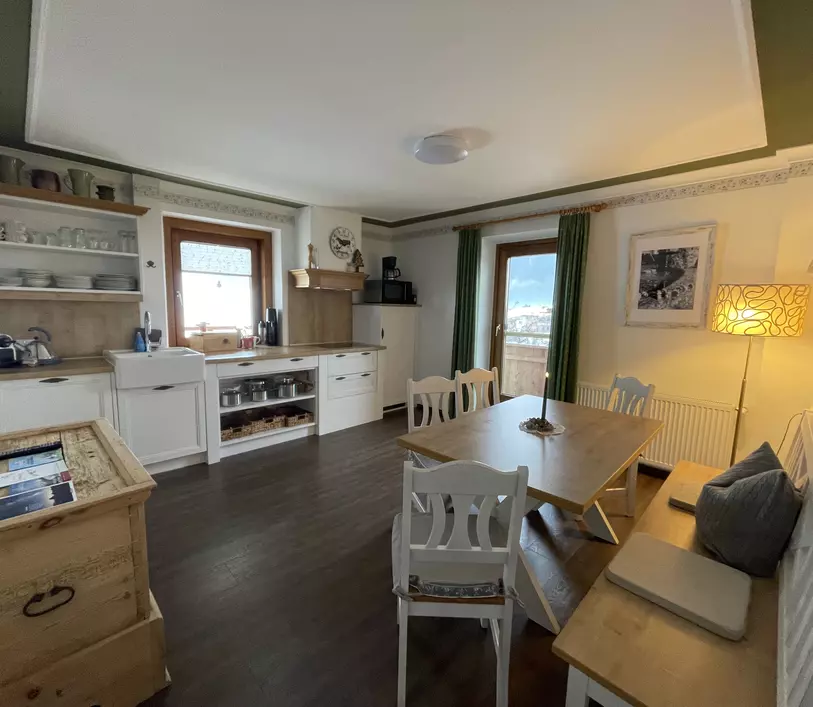Wohnküche mit Sitzecke und Balkon im Appartement Michael - Landhaus Kumbichl