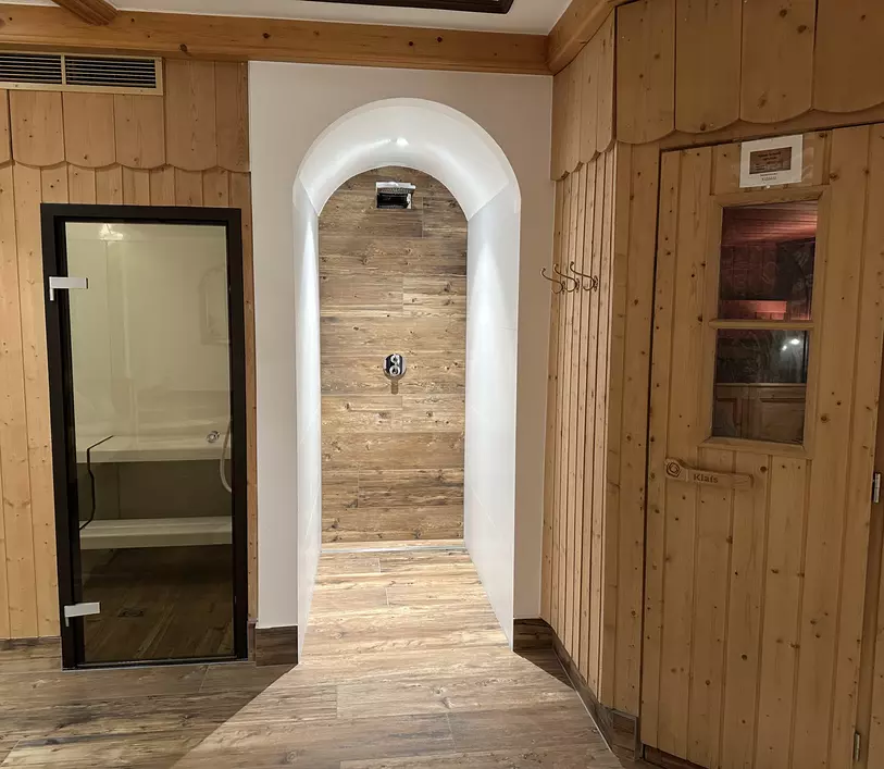 Wellnessbereich mit Dampfbad, Sauna und Duschen