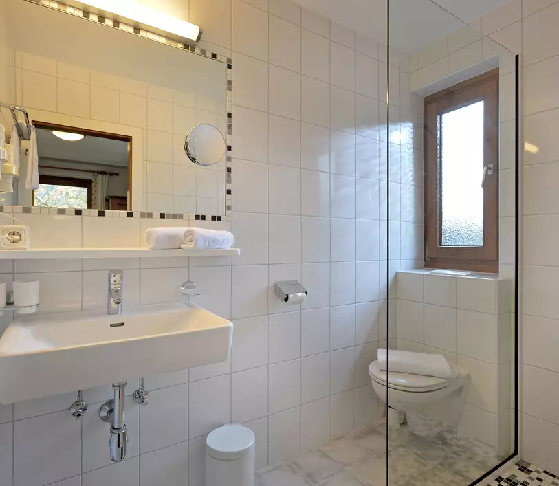 Badezimmer mit Dusche im Appartement Jakob - Landhaus Kumbichl