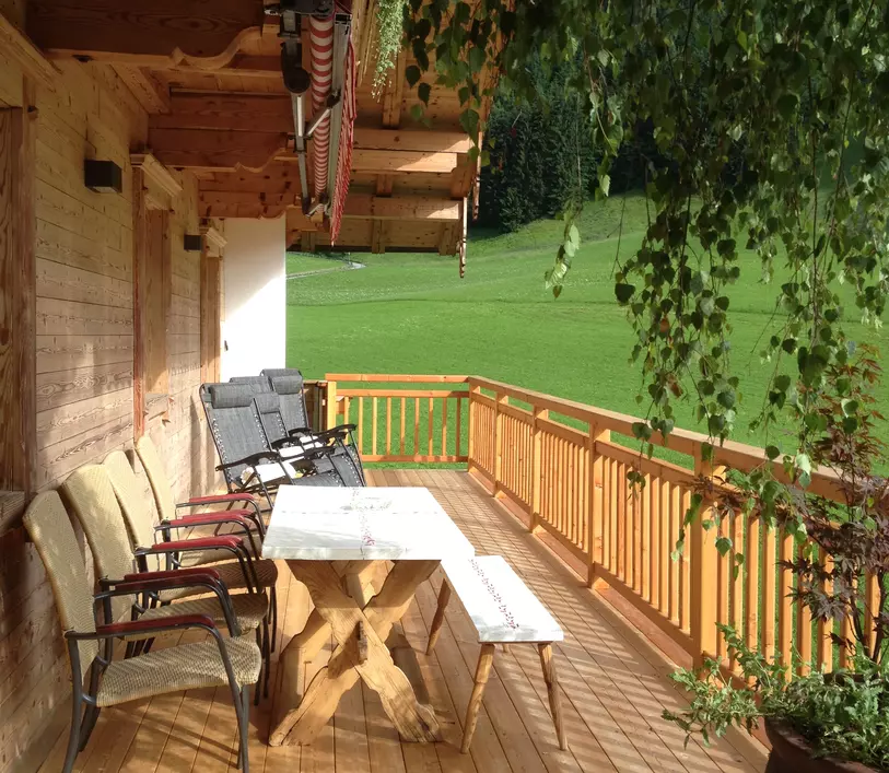 Möblierte Südterrasse des Appartements Thomas - Landhaus Kumbichl