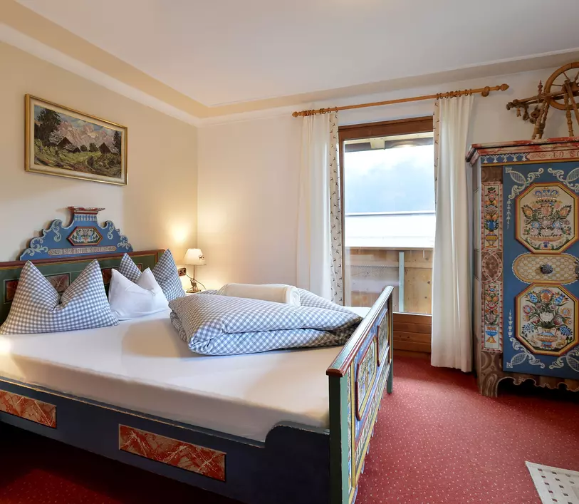 Schlafzimmer mit Doppelbett und Balkon im Appartement Jakob - Landhaus Kumbichl