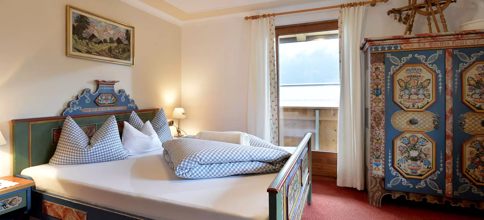Schlafzimmer mit Doppelbett und Balkon im Appartement Jakob - Landhaus Kumbichl