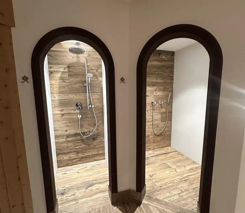 Zwei moderne Duschkabinen mit Holzdesign