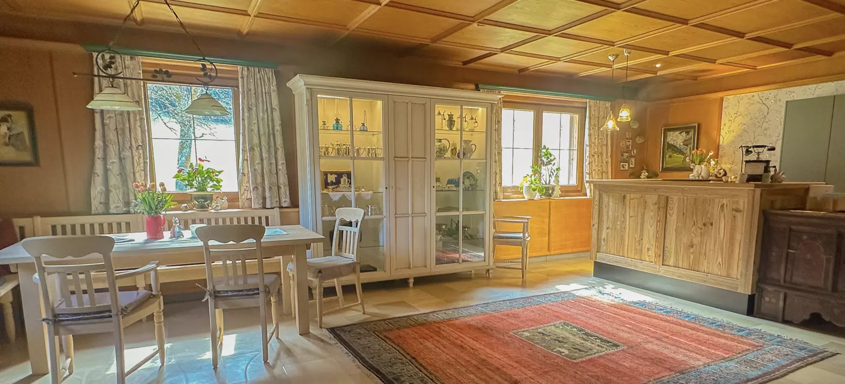 Foyer mit Rezeption, Sitzecke und Tisch