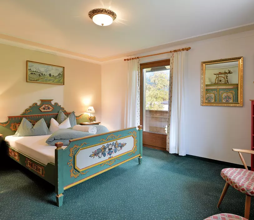 Schlafzimmer des Appartement Thomas mit Doppelbett im Landhausstil - Landhaus Kumbichl