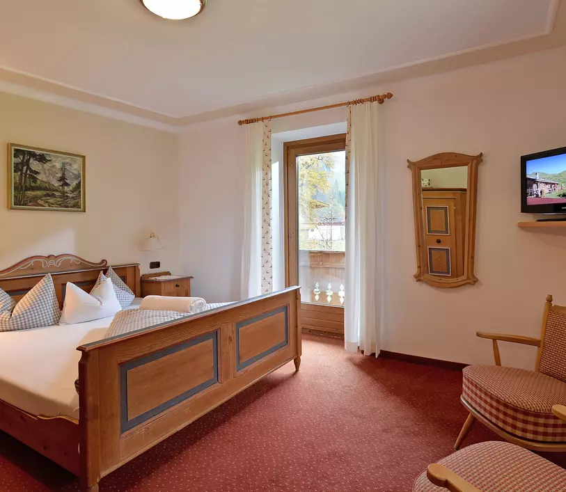 Schlafzimmer mit Doppelbett und Balkon im Appartement Michael - Landhaus Kumbichl