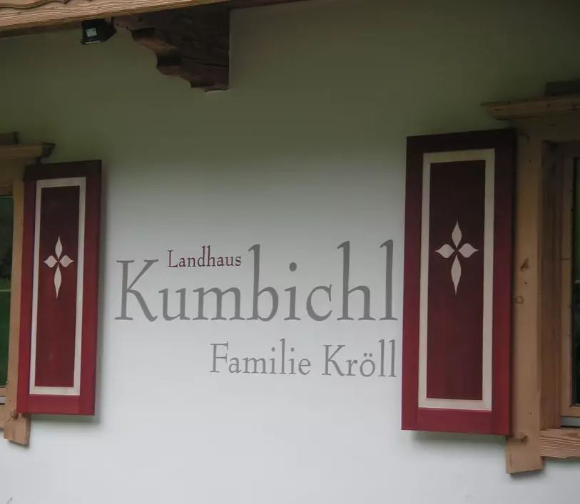 Detailaufnahme Schriftzug auf der Fassade des Landhaus Kumbichl
