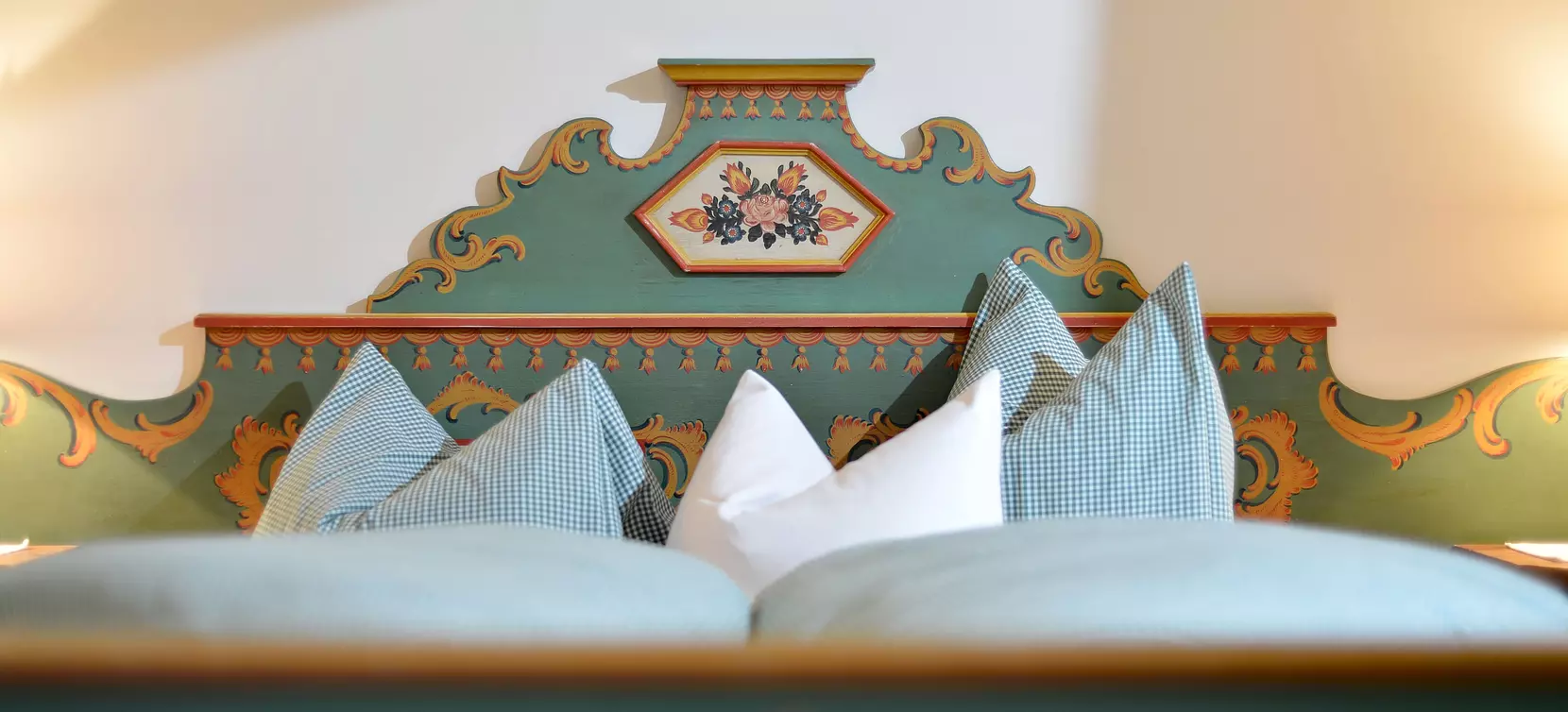 Doppelbett mit verzierten Kopfteil im Appartement Thomas - Landhaus Kumbichl