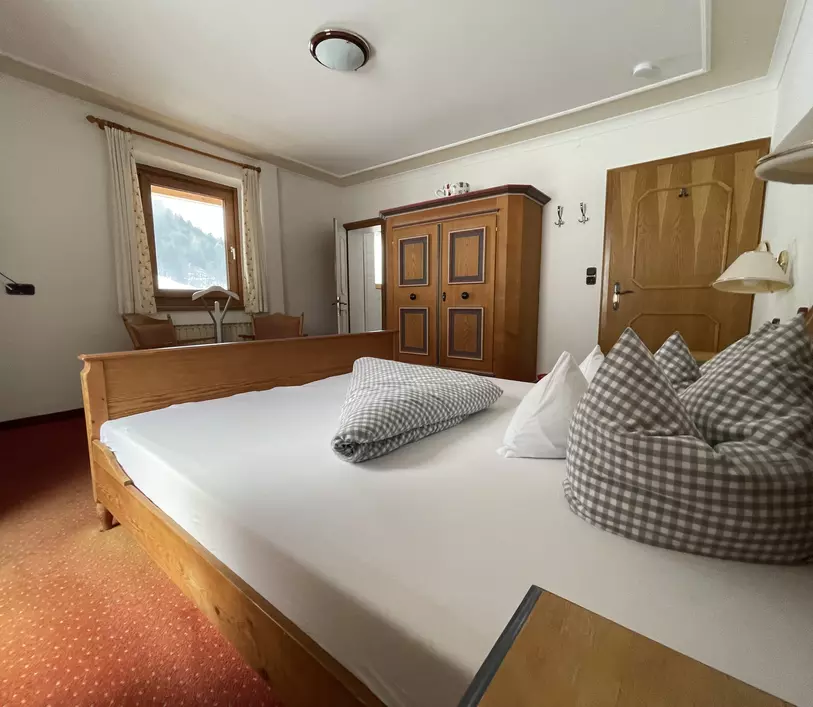 Schlafzimmer mit Doppelbett im Appartement Michael - Landhaus Kumbichl