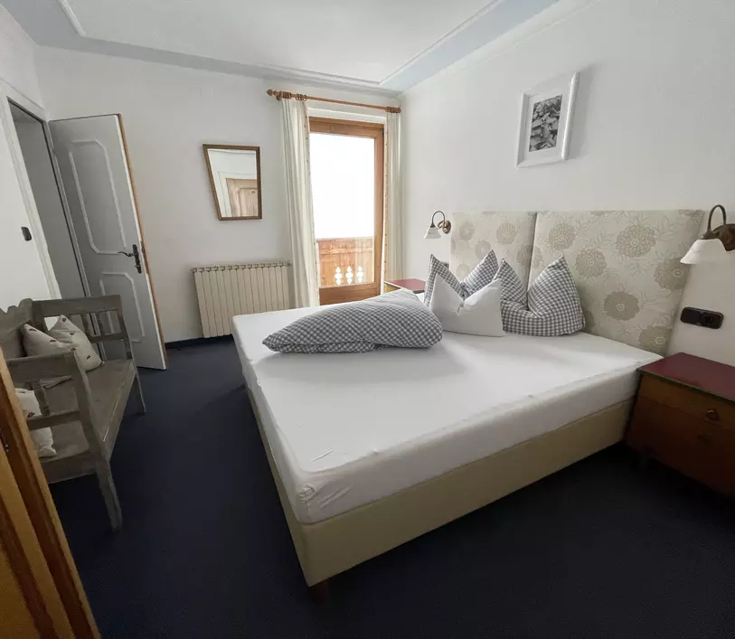 Schlafzimmer mit Doppelbett und Balkon im Appartement Michael - Landhaus Kumbichl