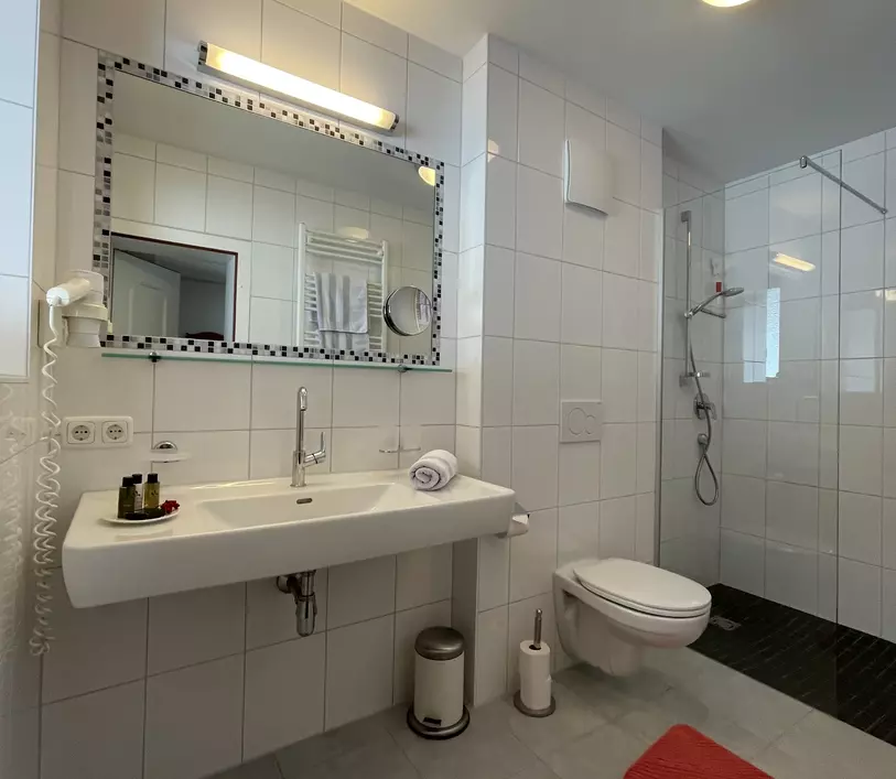 Badezimmer mit Dusche im Appartement Michael - Landhaus Kumbichl