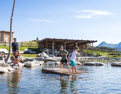 Kinder spielen auf Floß am Ahornsee © Archiv TVB Mayrhofen / Mayrhofner Bergbahnen
