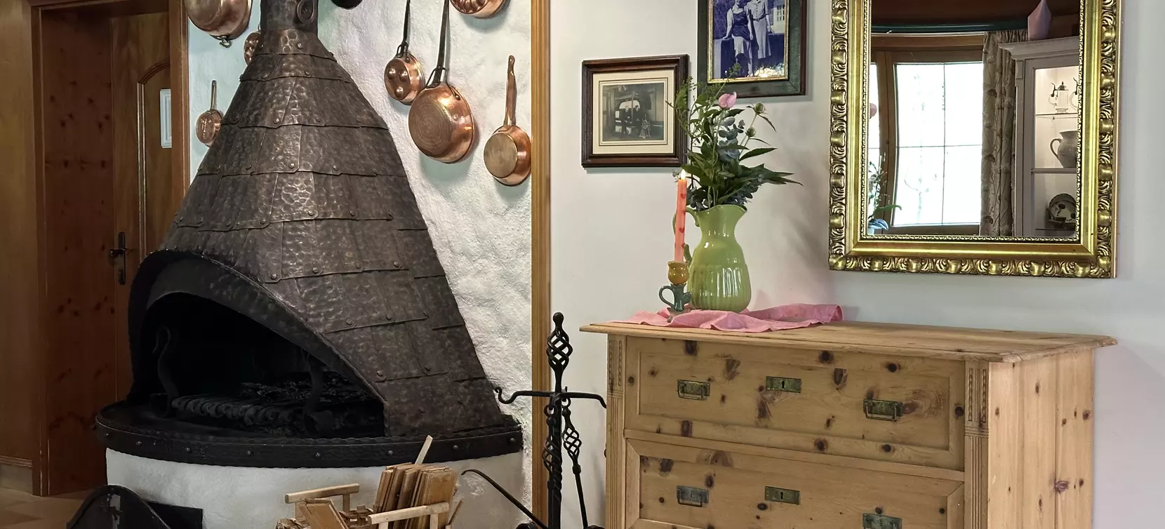 Offener Kamin mit Metallverschlag, Holzkommode und Wandspiegel