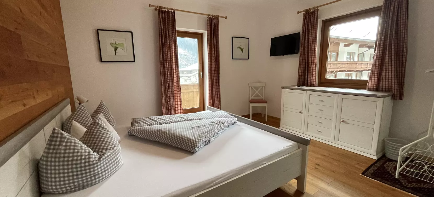 Schlafzimmer mit Doppelbett und Balkon im Appartement Anton - Landhaus Kumbichl