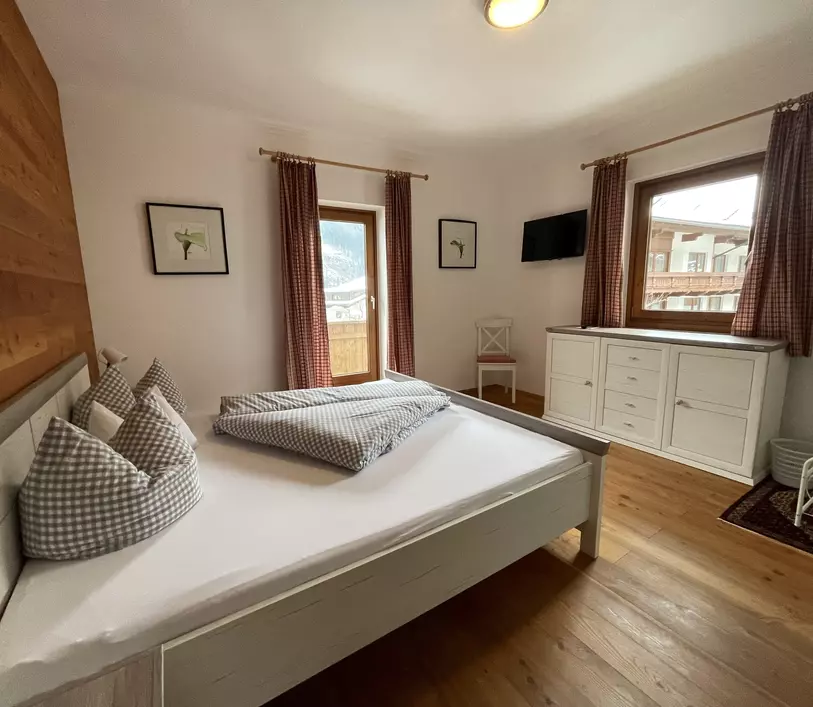 Schlafzimmer mit Doppelbett und Balkon im Appartement Anton - Landhaus Kumbichl