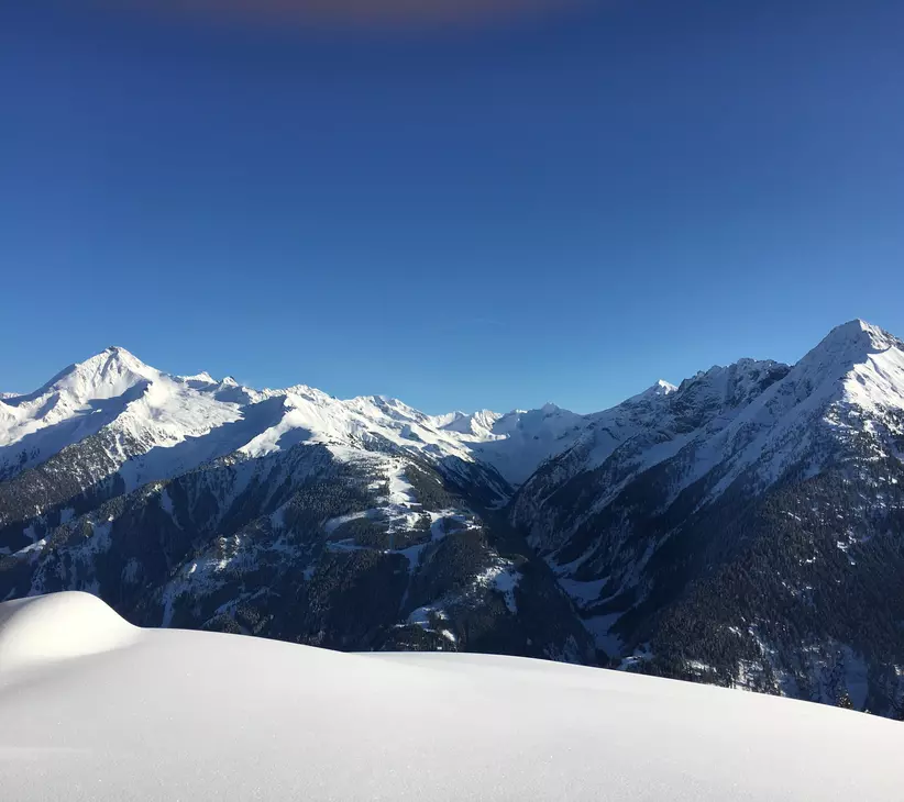 Winterlandschaft mit schneebedeckten Berggipfeln