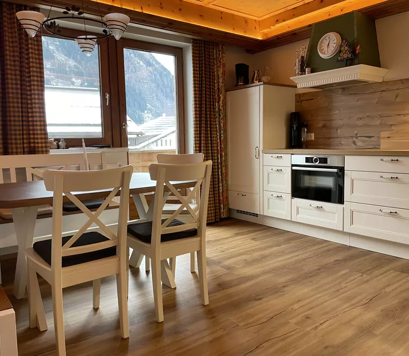 Wohnküche mit Sitzecke und Balkon im Appartement Anton - Landhaus Kumbichl